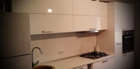 Bucatarie alba cu fronturi MDF