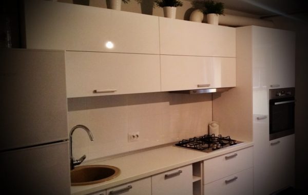 Bucatarie alba cu fronturi MDF