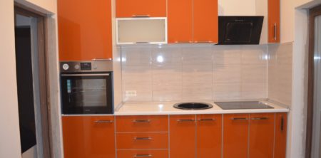 Mobilier de bucatarie cu fronturi din MDF portocaliu lucios