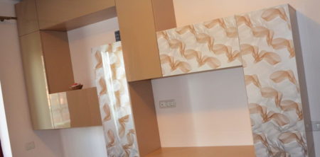 Mobilier din pal cappucino si fronturi mdf lucios