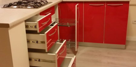 Mobilier de bucatarie cu fronturi de MDF rosu