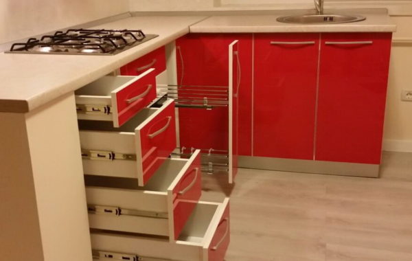 Mobilier de bucatarie cu fronturi de MDF rosu