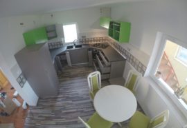 Mobilier de bucatarie gri si verde