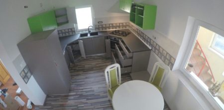 Mobilier de bucatarie gri si verde