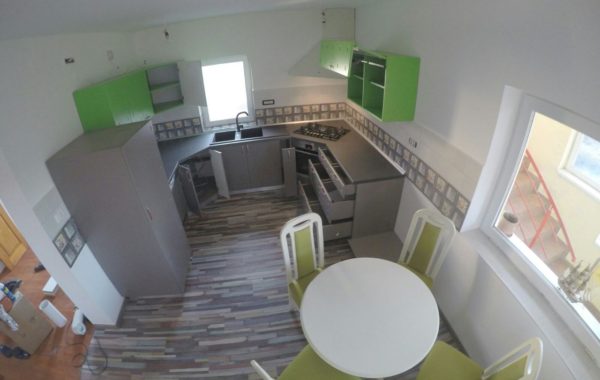 Mobilier de bucatarie gri si verde